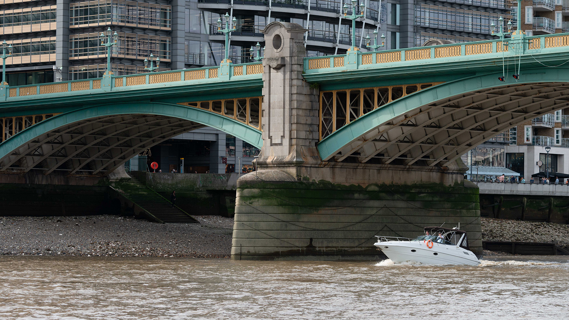 Motorboat Southwark Bridge