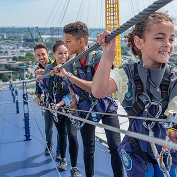 Family climbing O2